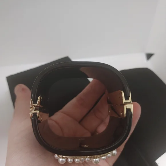 Chanel black lucite pearl bracelet - Picture 5 of 11